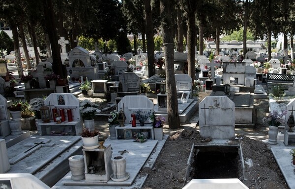 Απίστευτο περιστατικό σε νεκροταφείο της Θεσσαλονίκης: Έθαψαν κατά λάθος νεκρό πάνω από άλλον νεκρό