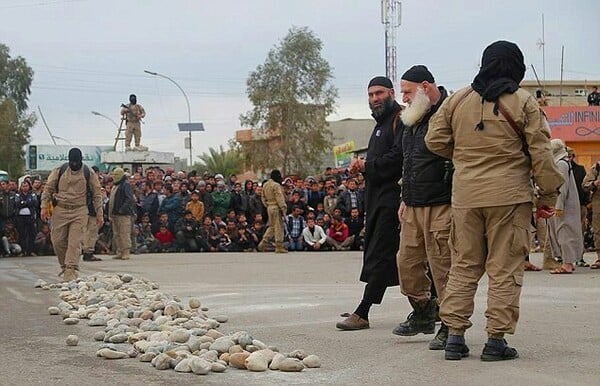 ΣΚΛΗΡΕΣ ΕΙΚΟΝΕΣ: Οι τζιχαντιστές λιθοβολούν μέχρι θανάτου ζευγάρι που κατηγορήθηκε για προγαμιαίες σχέσεις