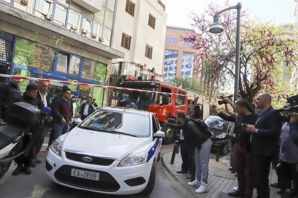 Παραδόθηκε ο άνδρας που απειλούσε να αυτοπυρποληθεί σε συμβολαιογραφικό γραφείο της Θεσσαλονίκης