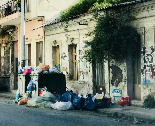 Με χωματερή μοιάζουν περιοχές του Πειραιά - Τι απαντά ο δήμος για τα βουνά με τα σκουπίδια