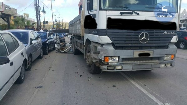 Απίστευτες εικόνες στη Ρόδο: Γερανός σάρωσε εννέα αυτοκίνητα