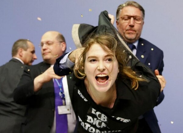 Διαδηλώτρια «επιτέθηκε» στον Ντράγκι και διέκοψε τη συνέντευξη Τύπου της ΕΚΤ