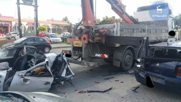 Απίστευτες εικόνες στη Ρόδο: Γερανός σάρωσε εννέα αυτοκίνητα