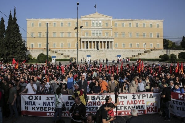 Αθήνα: Καμένες σημαίες και αντιπολεμικά συνθήματα στο μαζικό συλλαλητήριο για τη Συρία