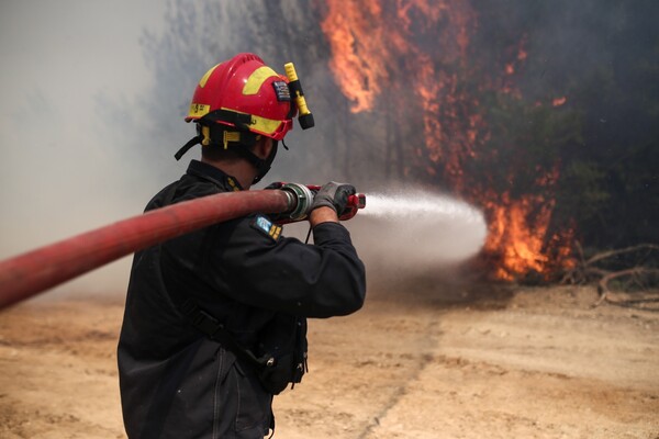 Μάχη με τις φλόγες δίνουν οι πυροσβέστες σε πολλά μέτωπα στην Κρήτη