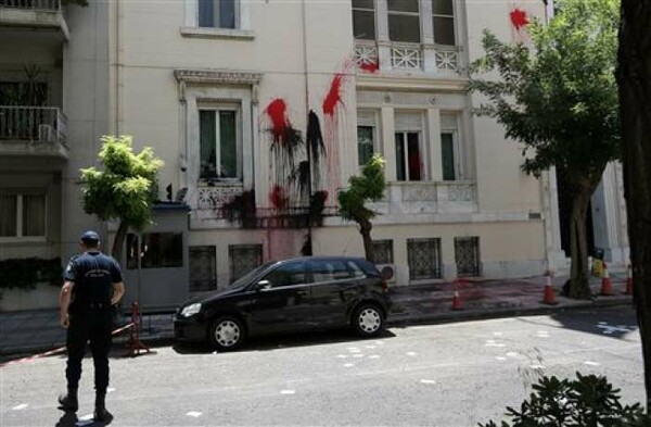 Μέλη του Ρουβίκωνα πέταξαν μπογιές στο τουρκικό προξενείο της Αθήνας