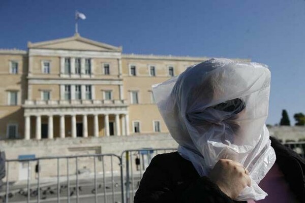 Spiegel: Πόσο πλήρωσαν πλούσιοι και φτωχοί την κρίση στην Ελλάδα