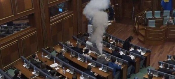 Δακρυγόνα μέσα στη Βουλή του Κοσόβου - Συγκρούσεις για να μην ψηφιστεί νόμος «σταθμός»