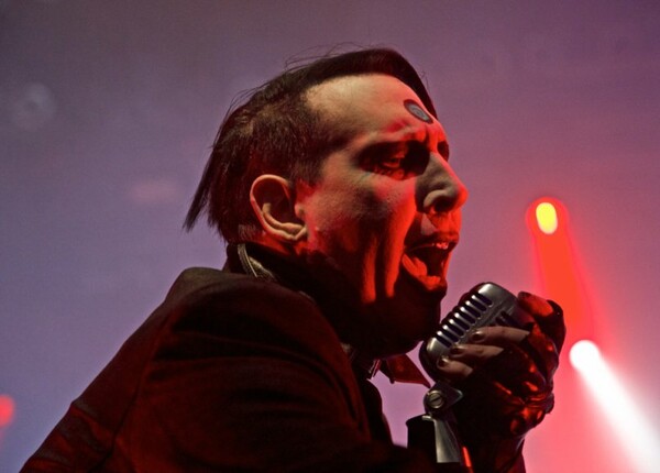 O Μarilyn Manson δέχτηκε μπουνιά από πελάτη σε εστιατόριο