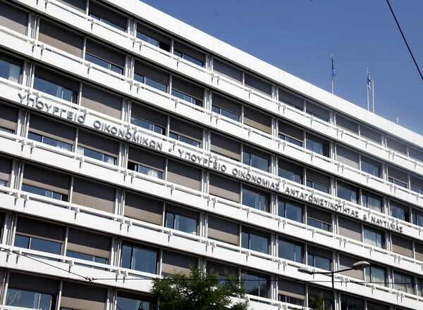 Το ΥΠΟΙΚ επιβεβαιώνει την τρύπα των δύο δις στο πρωτογενές πλεόνασμα