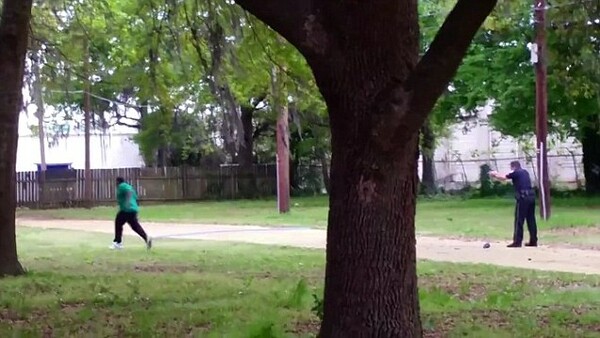 Βίντεο καταγράφει την εν ψυχρώ δολοφονία Αφροαμερικανού από αστυνομικό (ΣΚΛΗΡΕΣ ΕΙΚΟΝΕΣ)