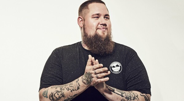 Ο Rag'n'Bone Man έχει σίγουρα κάποιο σατανικό σχέδιο για την κατάκτηση του πλανήτη