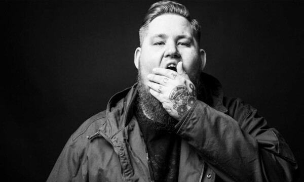 Ο Rag'n'Bone Man έχει σίγουρα κάποιο σατανικό σχέδιο για την κατάκτηση του πλανήτη