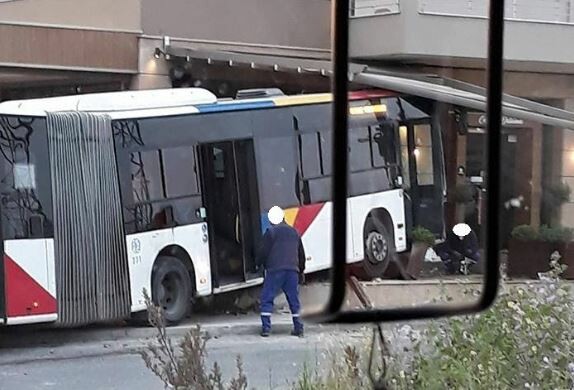 Λεωφορείο συγκρούστηκε με αυτοκίνητο στη Θεσσαλονίκη - 4 τραυματίες