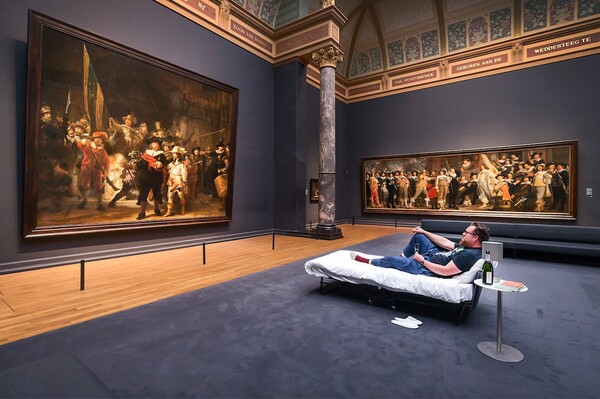 Επισκέπτης του Rijksmuseum περνά μια νύχτα συντροφιά με ονομαστό πίνακα του Ρέμπραντ