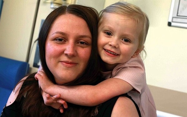 Αυτή η τετράχρονη έσωσε τη ζωή της μητέρας της στη Βρετανία