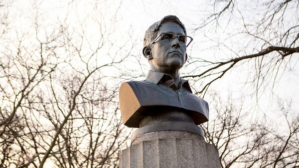 Η περιπέτεια ενός αγάλματος του Edward Snowden στο Μπρούκλιν