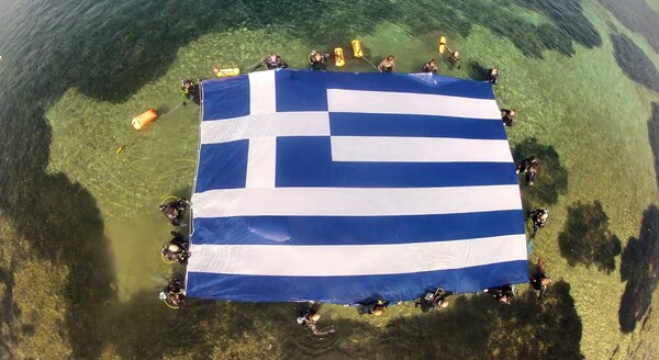 Η μεγαλύτερη υποβρύχια ελληνική σημαία στο βυθό της Σάμου