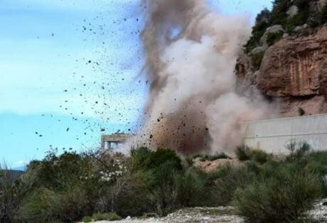 Αχαΐα: Έβαλαν εκρηκτικά σε επικίνδυνους βράχους για να τους ρίξουν