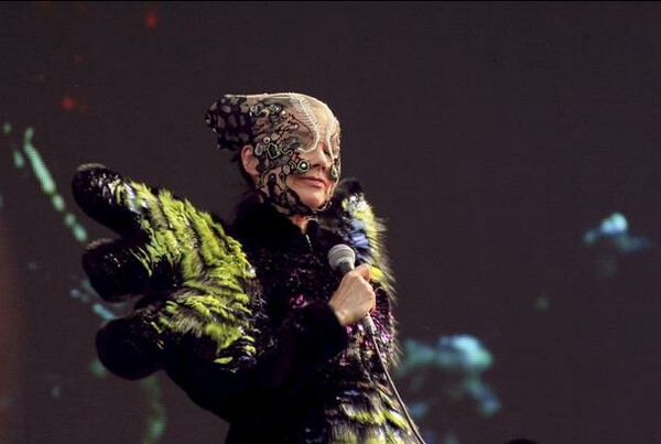 H Bjork ακυρώνει τις συναυλίες και την περιοδεία της
