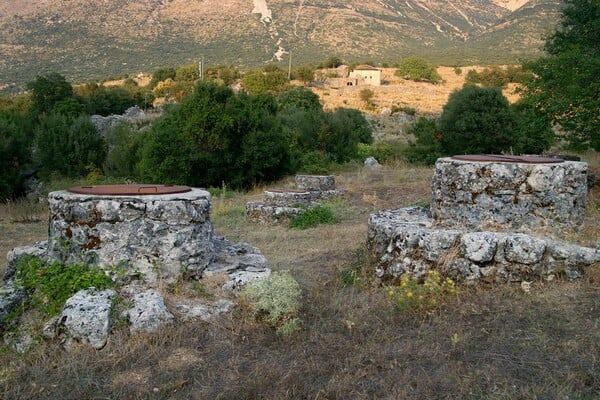 Καταρρέουν τα ιστορικά λιθόκτιστα πηγάδια στο Σούλι