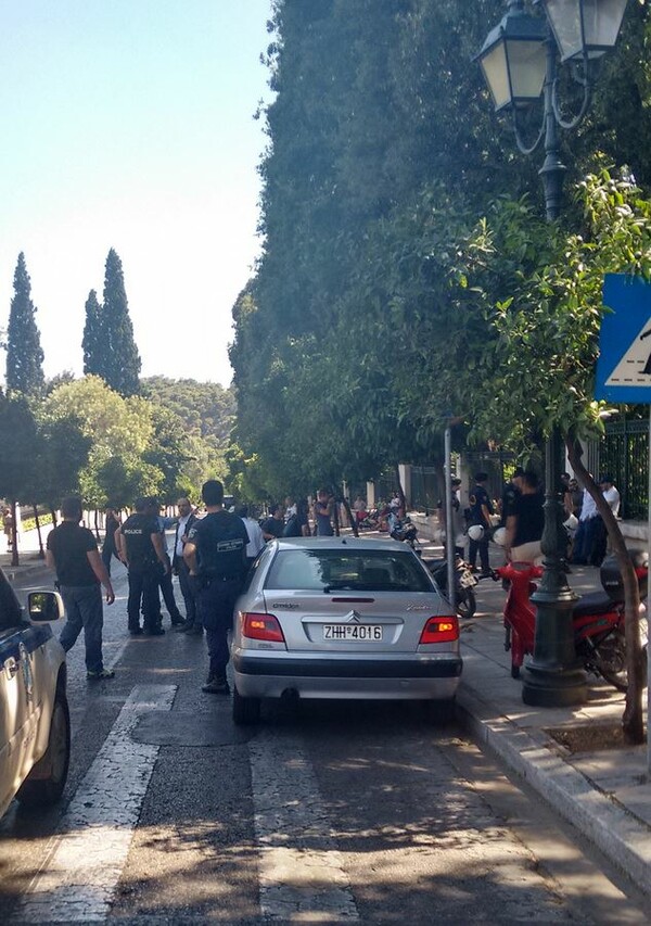 Διαμαρτυρία ομάδας αναρχικών έξω από το Μαξίμου