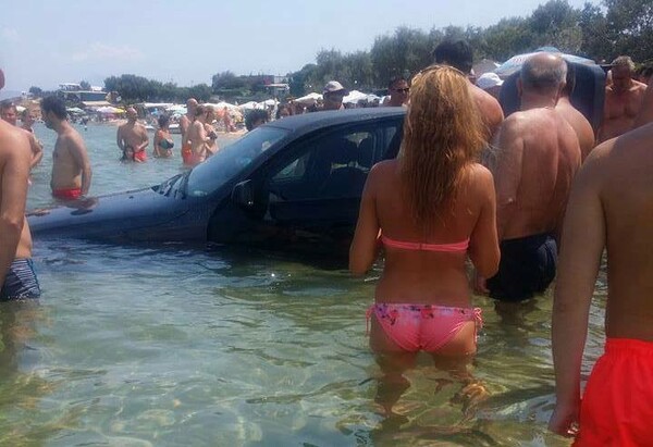 Αυτοκίνητο προσγειώθηκε στη θάλασσα, σε κατάμεστη παραλία της Χαλκιδικής