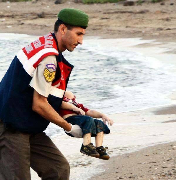Ο τραγικός πατέρας πάλευε να κρατήσει στη βάρκα τα δύο παιδιά του που ξεβράστηκαν στην Τουρκία