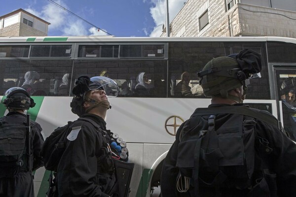 Το Ισραήλ απαγορεύει σε Παλαιστίνιους να επιβαίνουν στα ίδια λεωφορεία με Ισραηλινούς
