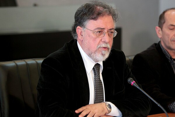 Ο Πανούσης ανοίγει τις πόρτες του γραφείου του στους πολίτες