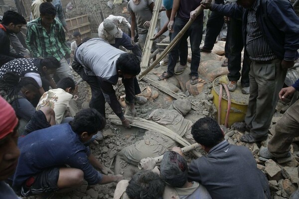 Τουλάχιστον 688 οι νεκροί από τον σεισμό στο Νεπάλ