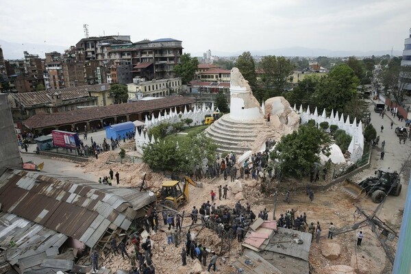 Περισσότεροι από 2.000 οι νεκροί του σεισμού στο Νεπάλ
