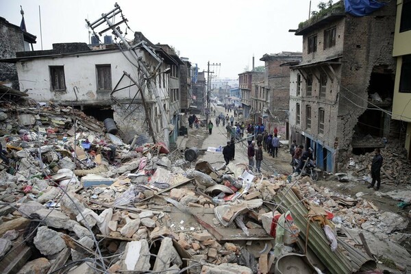 Περισσότεροι από 2.000 οι νεκροί του σεισμού στο Νεπάλ