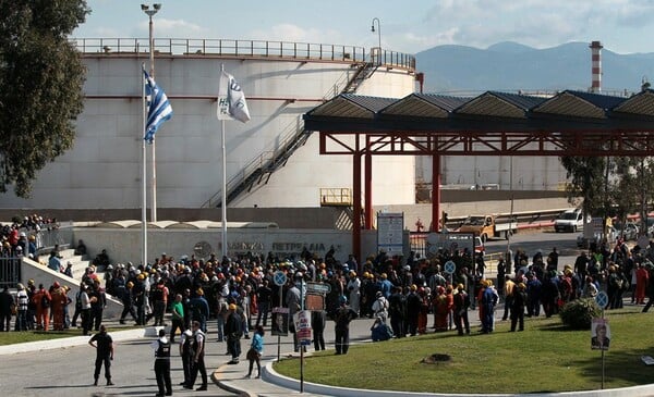 Στους έξι οι τραυματίες από τη φωτιά στα διυλιστήρια