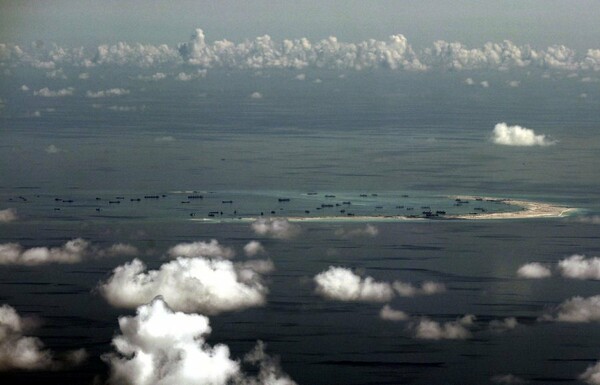 Η Κίνα απορρίπτει τις επικρίσεις των ΗΠΑ για την κατασκευή τεχνητών νησιών