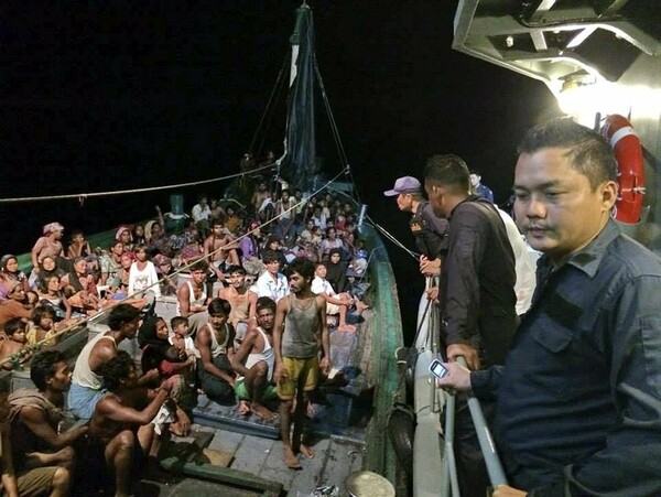 Σφαγή σε πλοίο με μετανάστες ανοικτά της Ινδονησίας