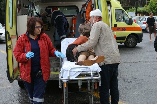 Σε κρίσιμη κατάσταση τουρίστρια που έπαθε ανακοπή από τον κεραυνό στην Κνωσό