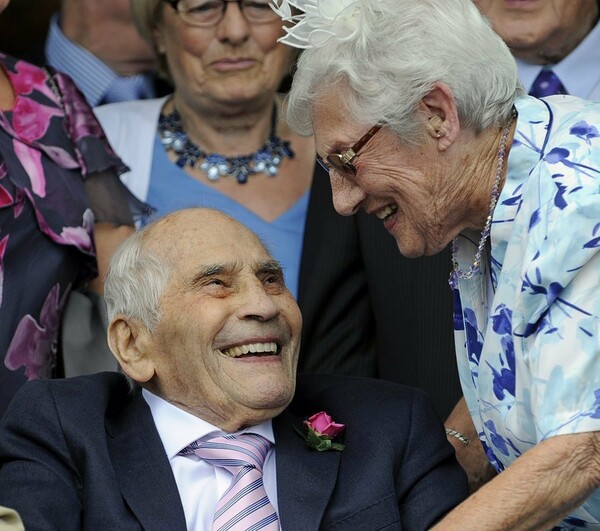 Mόλις παντρεύτηκαν! Το πιο ηλικιωμένο ζευγάρι νεόνυμφων του κόσμου
