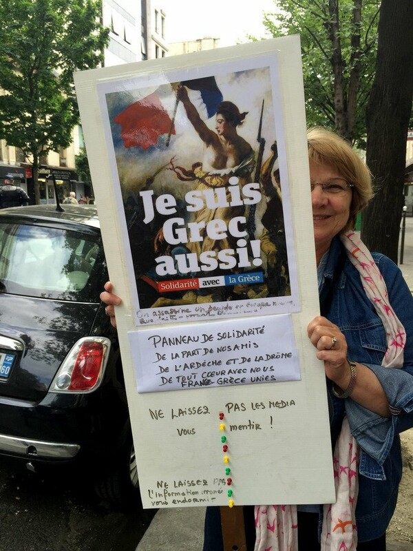 Πολίτες διαδήλωσαν στο Παρίσι τη συμπαράστασή τους στον ελληνικό λαό