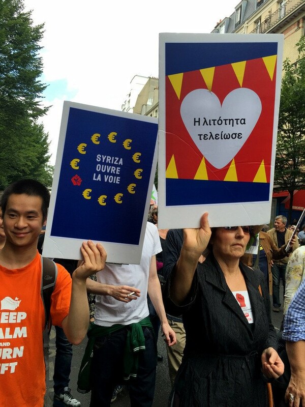Πολίτες διαδήλωσαν στο Παρίσι τη συμπαράστασή τους στον ελληνικό λαό