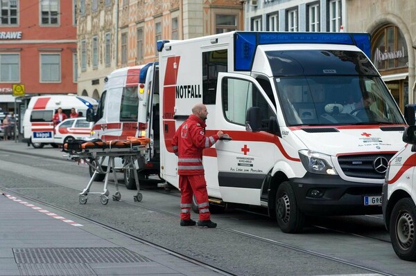 Οδηγός στην Αυστρία έριξε το αμάξι του πάνω σε πλήθος - Τρεις νεκροί και δεκάδες τραυματίες