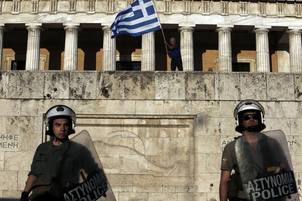 Χιλιάδες διαδηλωτές στο Σύνταγμα απόψε