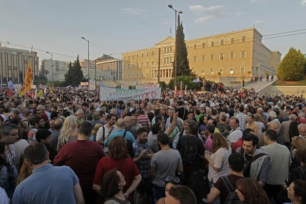 Μεγάλη συγκέντρωση κατά της λιτότητας και υπέρ του 'ΟΧΙ' στο Σύνταγμα