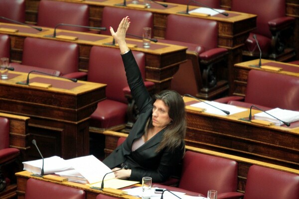 Δεν θα προεδρεύσει (πάλι) απόψε η Κωνσταντοπούλου - Παρέδωσε την έδρα και αποχώρησε για τα έδρανα