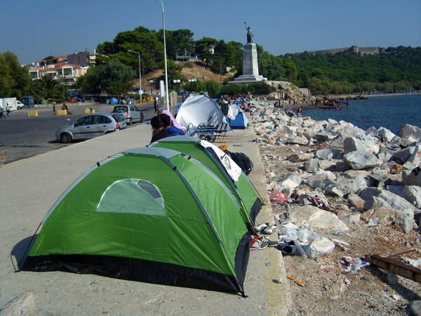 4.000 είναι οι πρόσφυγες-μετανάστες που έχουν εγκλωβιστεί στη Λέσβο.