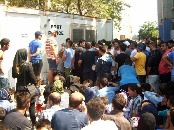 4.000 είναι οι πρόσφυγες-μετανάστες που έχουν εγκλωβιστεί στη Λέσβο.
