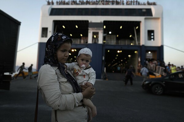 Έφτασε Πειραιά το πλοίο με τους 2500 μετανάστες- Λεωφορεία τους περιμένουν για να τους πάνε στον ηλεκτρικό