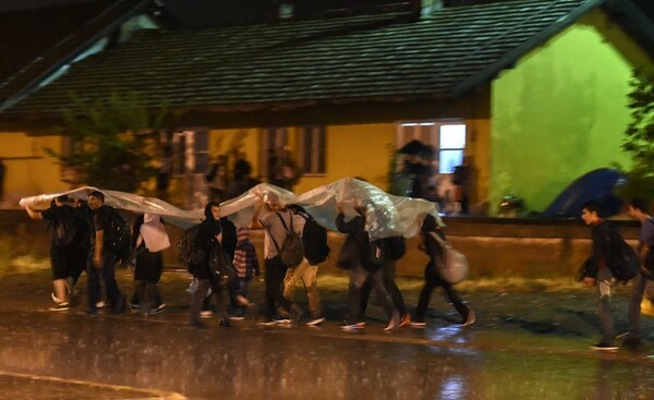 ΠΓΔΜ: Ταλαιπωρία χωρίς τέλος για τους πρόσφυγες- Περιμένουν στη βροχή ανάμεσα σε βουνά σκουπιδιών
