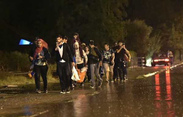 ΠΓΔΜ: Ταλαιπωρία χωρίς τέλος για τους πρόσφυγες- Περιμένουν στη βροχή ανάμεσα σε βουνά σκουπιδιών