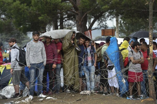 ΠΓΔΜ: Ταλαιπωρία χωρίς τέλος για τους πρόσφυγες- Περιμένουν στη βροχή ανάμεσα σε βουνά σκουπιδιών